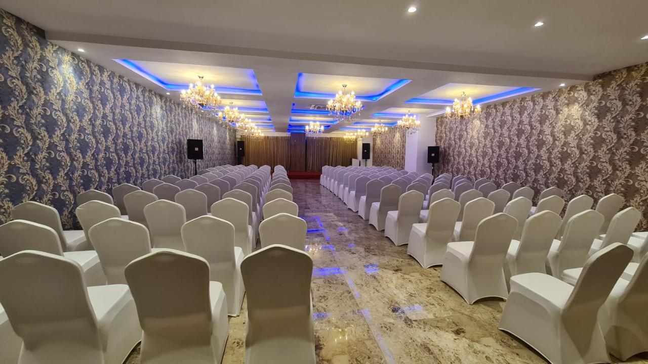 Galaxy Club & Hotel Bijāpur 외부 사진