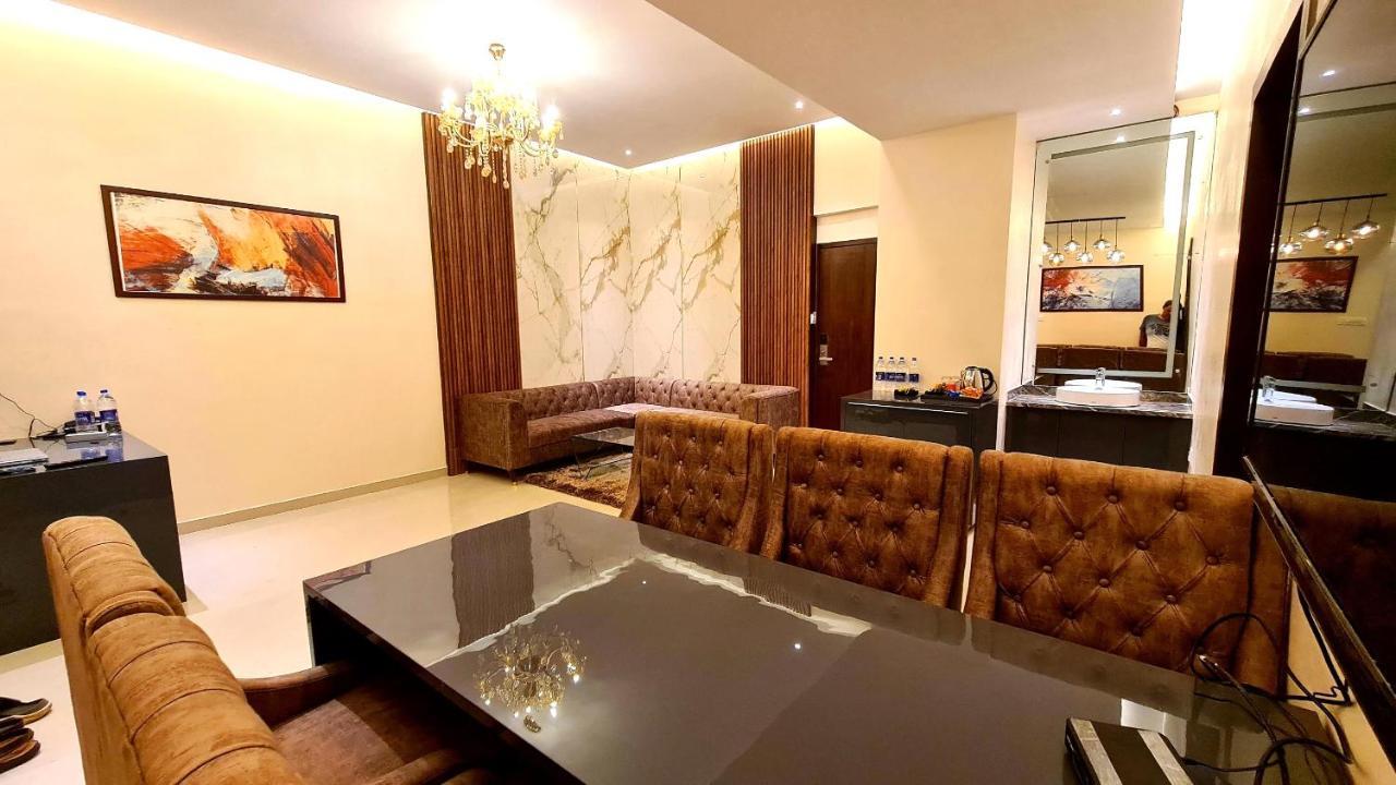 Galaxy Club & Hotel Bijāpur 외부 사진