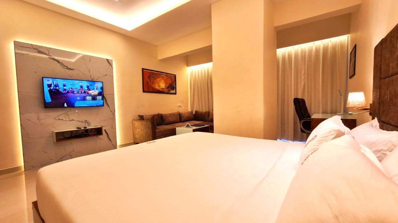 Galaxy Club & Hotel Bijāpur 외부 사진